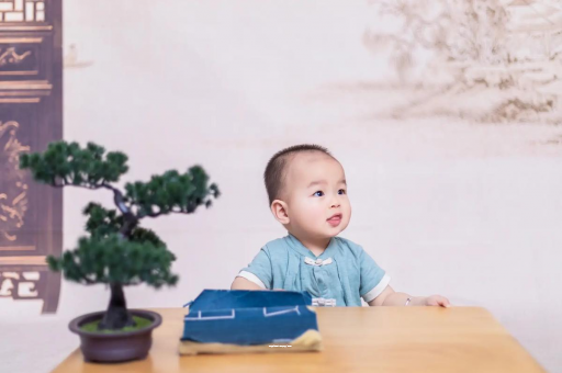 舞钢怀孕肚子中间凹两边凸